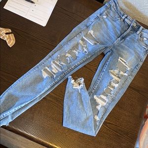 Ripped Highwaisted American Eagle jeans